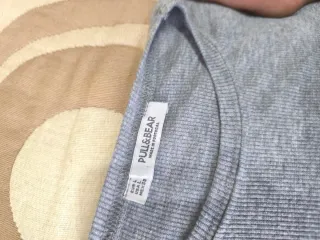 Camiseta gris de manga corta con volantes