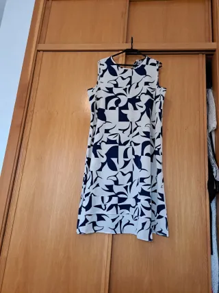 Vestido de verano azul y blanco
