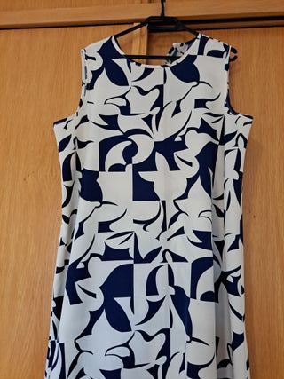 Vestido de verano azul y blanco