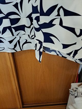 Vestido de verano azul y blanco