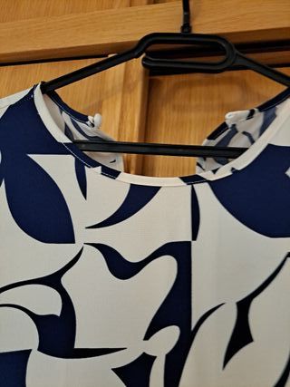 Vestido de verano azul y blanco