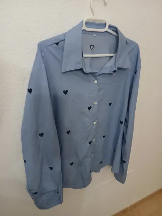 Camisa azul con corazones