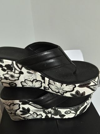 Sandalias de cuña con estampado floral
