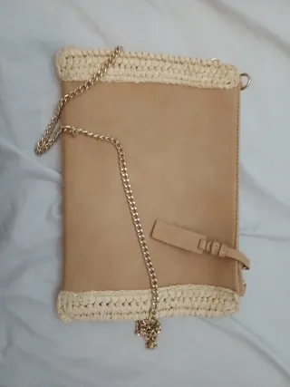 Bolso pequeño beige con cadena dorada