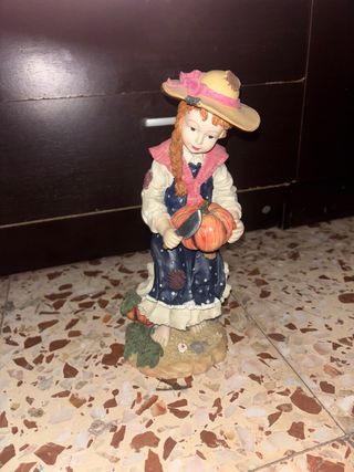 Figurita de porcelana niña con calabaza