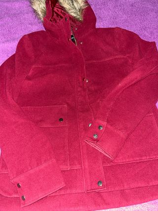 Parka granate con capucha y bolsillos