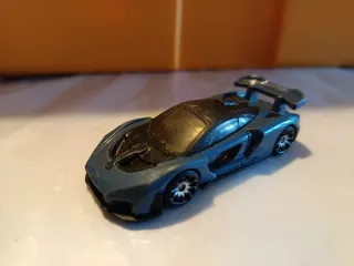 Hot Wheels McLaren Senna Azul