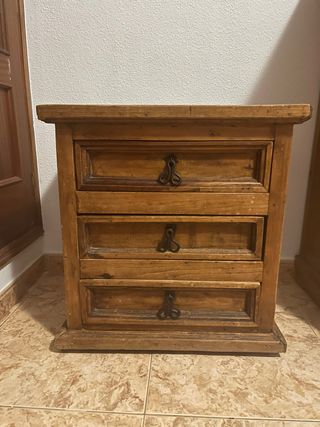  Due comodini rustici in legno