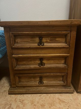  Due comodini rustici in legno