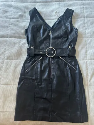Vestido polipiel negro Bershka