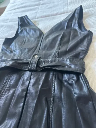 Vestido polipiel negro Bershka
