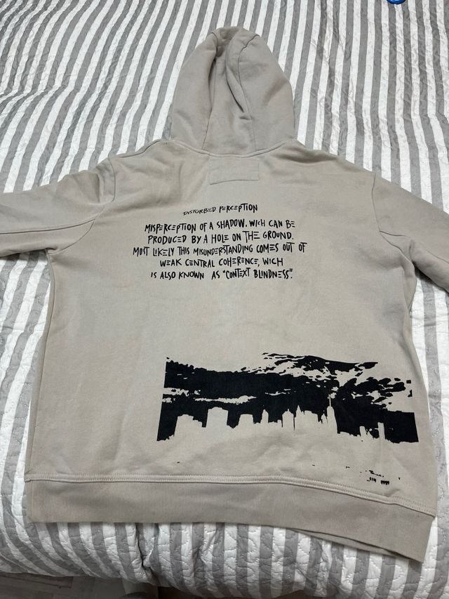 Sudadera gris con estampado gráfico