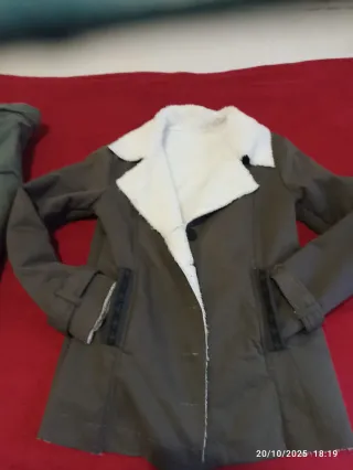 Chaqueta verde oliva con forro blanco