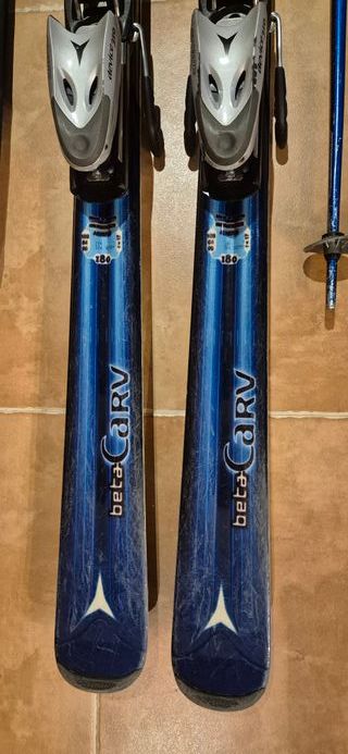 Esquís Atomic Beta Carv con bastones y funda