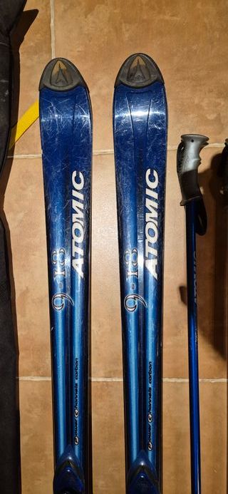 Esquís Atomic Beta Carv con bastones y funda