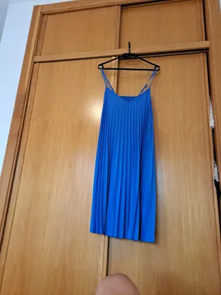 Vestido de verano azul plisado