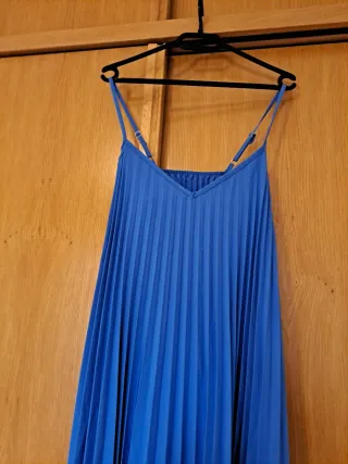 Vestido de verano azul plisado