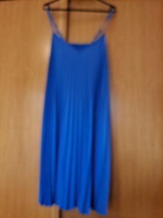 Vestido de verano azul plisado