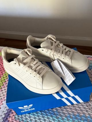 Zapatillas Adidas de piel color beige