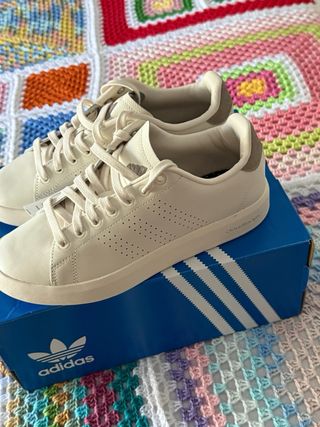 Zapatillas Adidas de piel color beige
