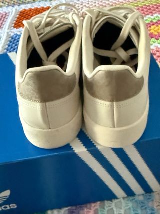 Zapatillas Adidas de piel color beige
