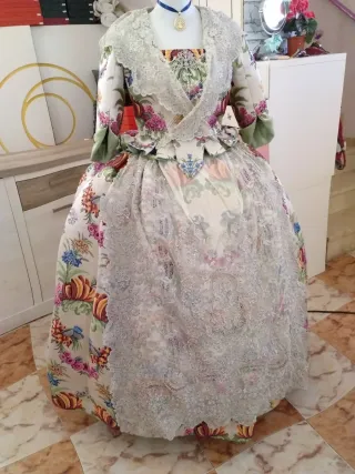 Traje de Fallera con manteletas