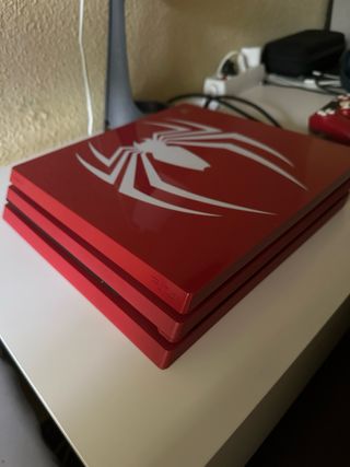 PS4 Pro Edizione Spiderman da 1 TB + controller