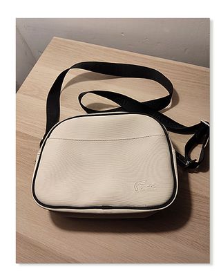 Bolso bandolera Lacoste beige y negro