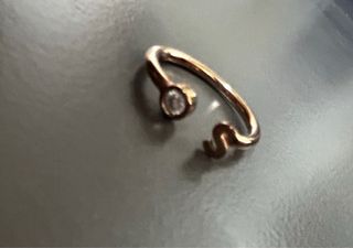 Anillo S ajustable Singularu dorado con circonita