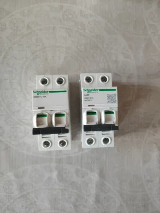 2 Interruptores Automáticos Schneider Electric