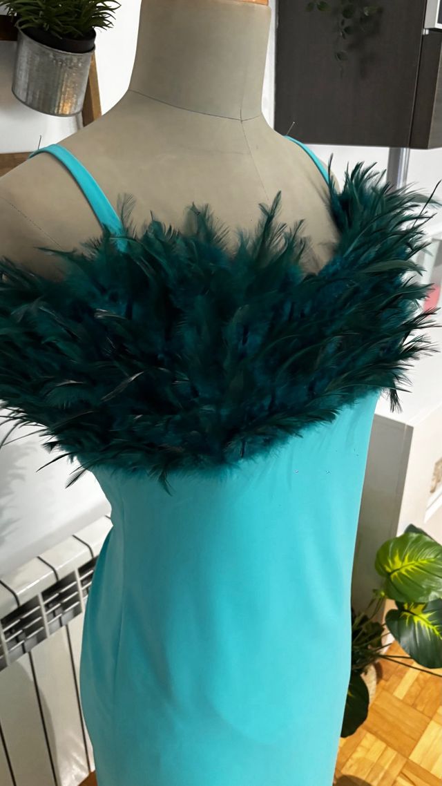 Vestido largo con plumas