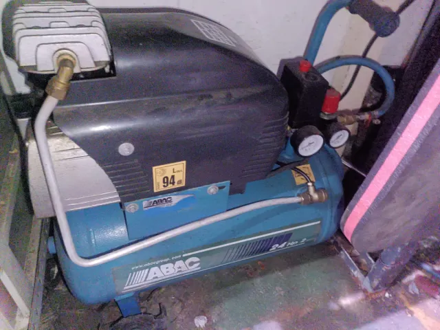 Compresor de aire + manguera y pistolas