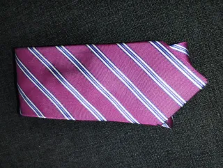 Corbata de rayas morada y azul