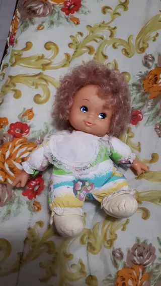 Bambola con capelli ricci e tutina colorata