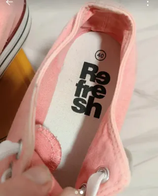 Zapatillas deportivas rosas y blancas