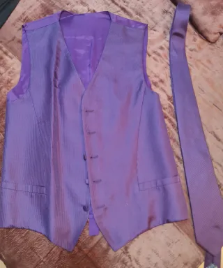 Chaleco y corbata morados