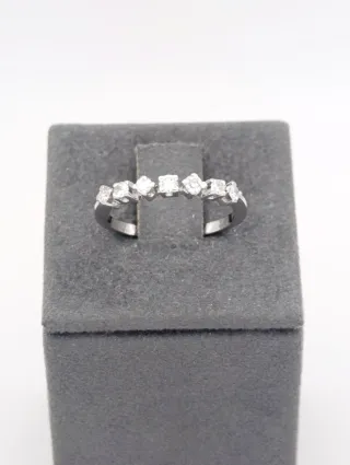 Anillo en oro blanco de 18K.