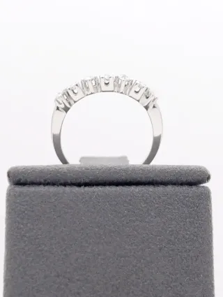 Anillo en oro blanco de 18K.
