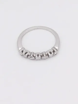 Anillo en oro blanco de 18K.