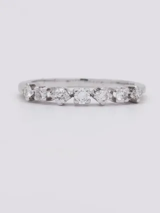 Anillo en oro blanco de 18K.