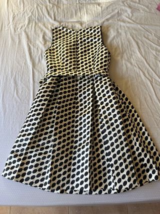Vestido de lunares blanco y negro