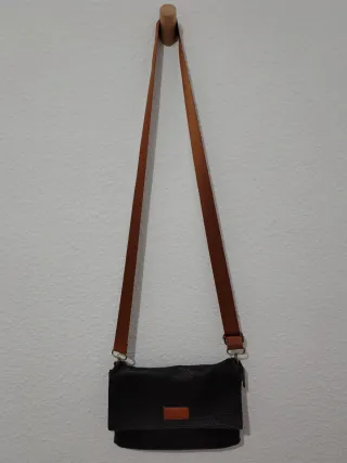 Bolso bandolera negro con correa marrón