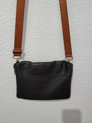 Bolso bandolera negro con correa marrón