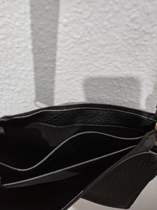Bolso bandolera negro con correa marrón