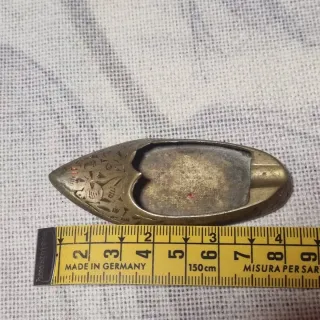 Mini zapato latón grabado antiguo