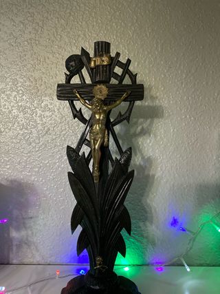 Cruz de Jesús con base decorativa