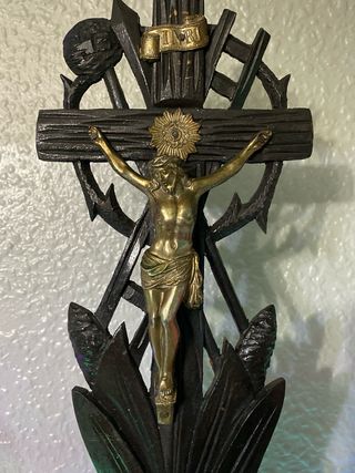 Cruz de Jesús con base decorativa