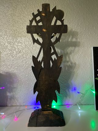 Cruz de Jesús con base decorativa