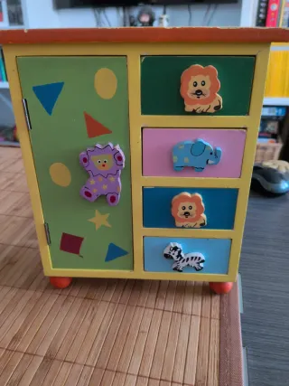 Armadietto dei giocattoli per bambini con animali