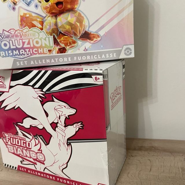 Set Allenatore Fuoriclasse Pokémon ETB Fuoco Bianc